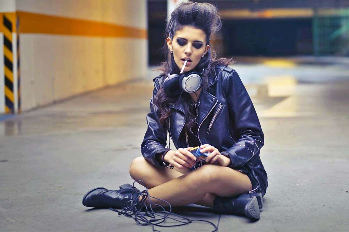 Visual Typing How To Spot An ISFP, ISFP personality type woman sittong on ground with headphones